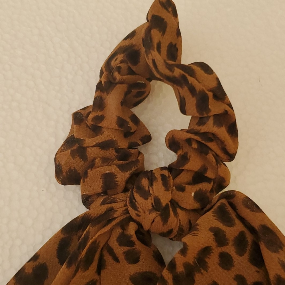 💜 2 /$22Set of 2 Scarf scrunchies Leopar… - Picture 2 of 7